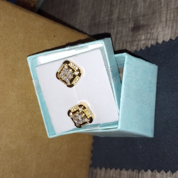 #15 Gold plated Earrings - Picture 3 of 3